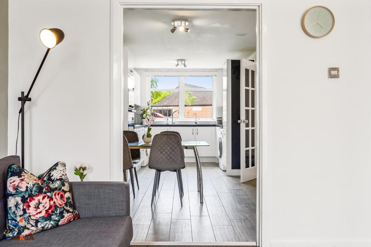 Niksa Serviced Accommodation - 3 Bedroom House Welwyn Garden City Exterior foto