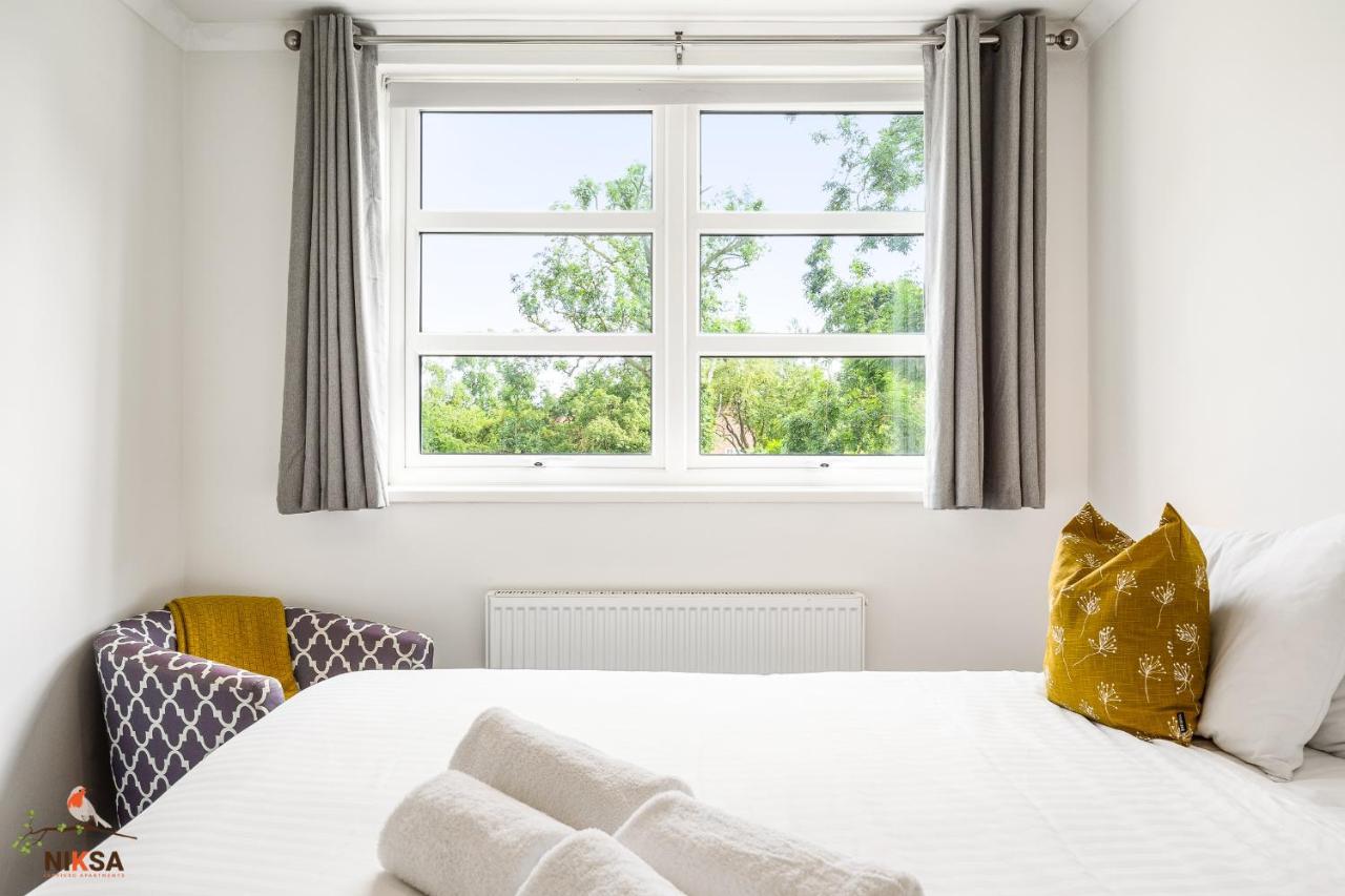 Niksa Serviced Accommodation - 3 Bedroom House Welwyn Garden City Exterior foto
